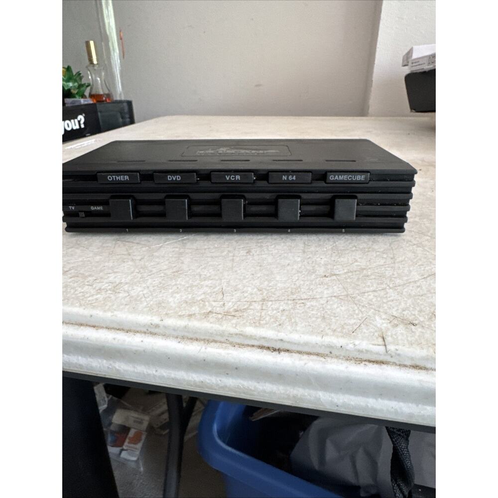 Pelican Universal System Selector AV + S-Video 5-Channel Gaming Switcher No Cord